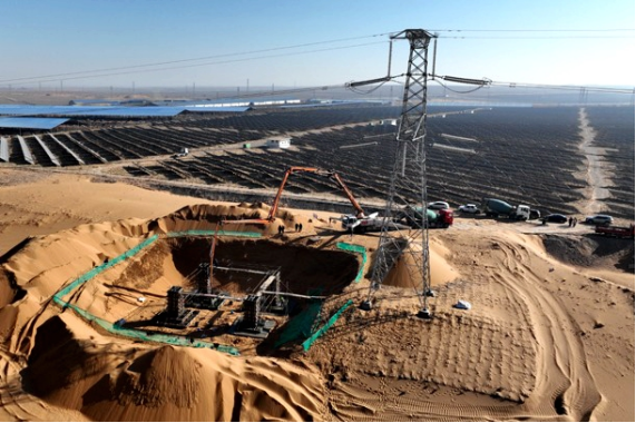 国家能源集团“沙戈荒”新能源基地二期光伏项目送出线路基础浇筑完成
