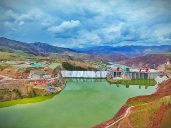 国家能源集团青海玛尔挡水电站大坝三期面板提前浇筑完成