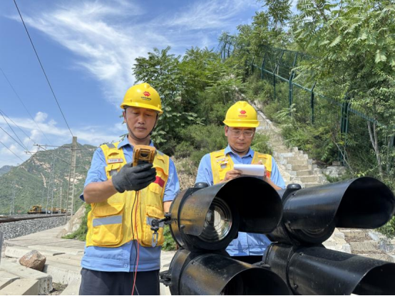 用实干绘制山区铁路安全画卷