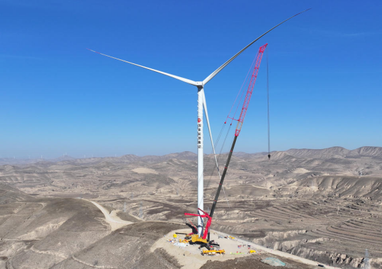 宁夏单体最大风电项目首台风机吊装完成