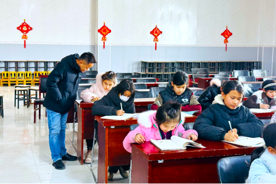 暖阳下，石榴籽正悄悄发芽