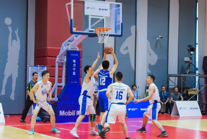 热闹非凡的2019年篮球世界杯的脚步已渐渐远去，然而，就在这个周末，一届史无前例的新能源行业篮球邀请赛，再度点燃了风电人对于篮球的热情。2019年9月21日，2019首届“金风·美孚杯”风电行业篮球邀请赛在北京揭幕，来自全国风电行业的12支队伍参赛，共同开启风电行业首个篮球邀请赛。