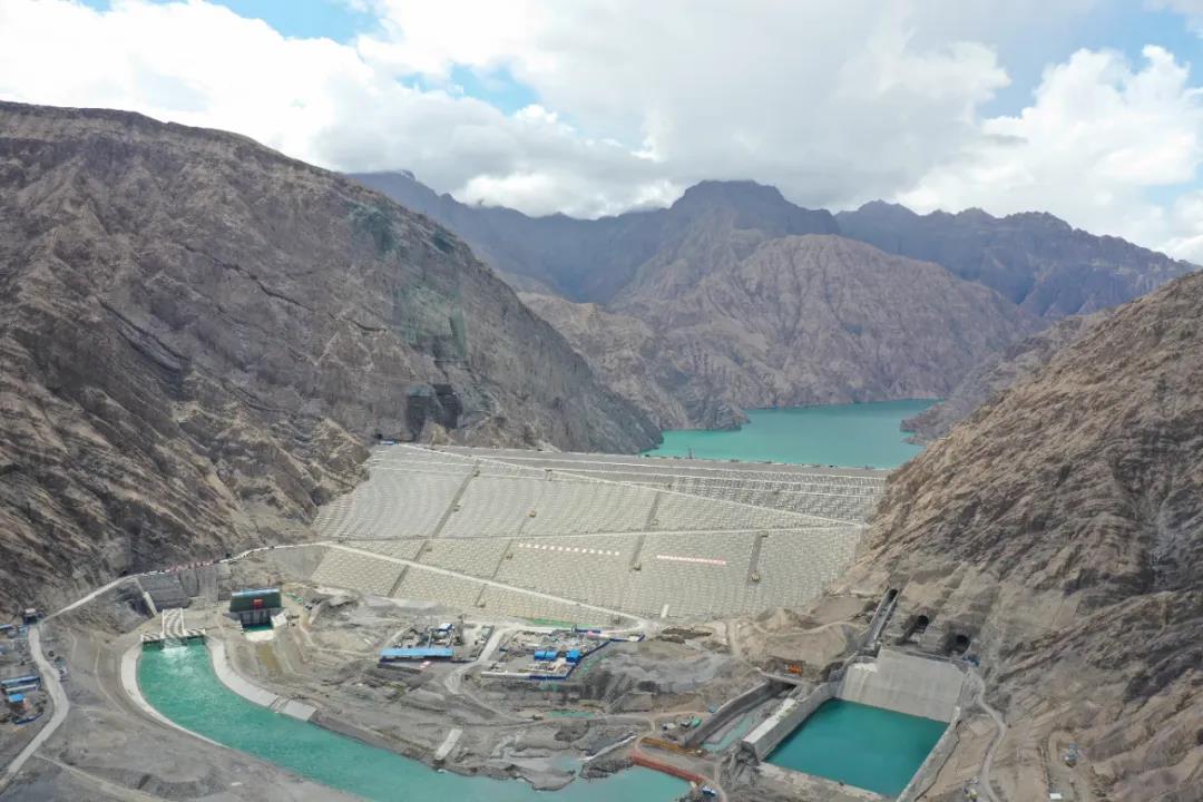 “新疆三峡”大坝封顶，让西北沙漠变绿洲！