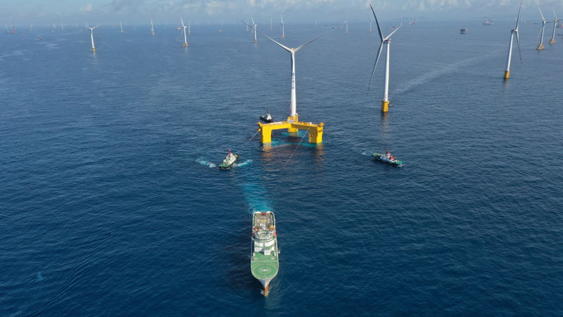 全球首台抗台风型漂浮式海上风电机组“落户”广东阳江