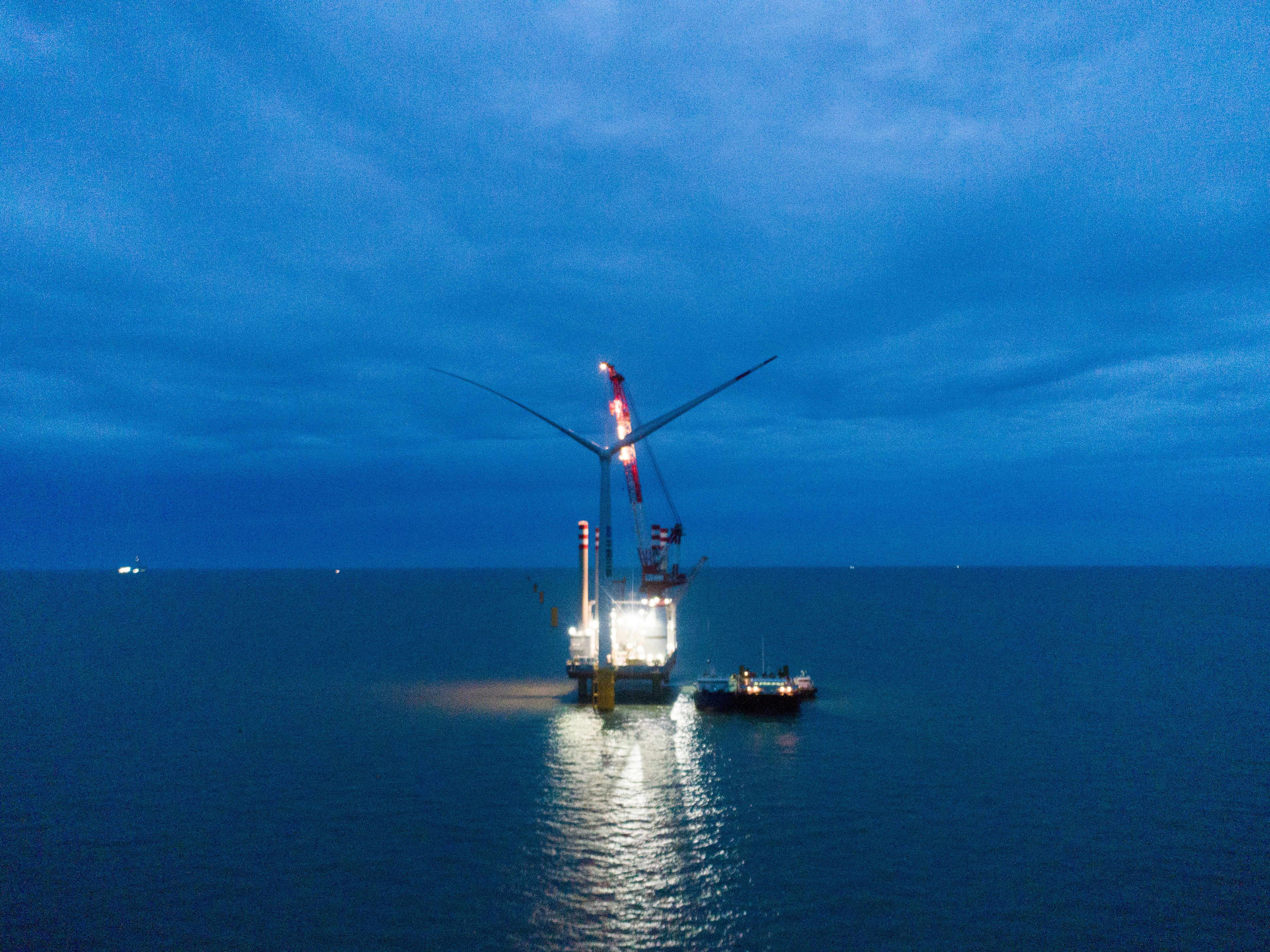 我国首个柔性直流海上风电项目首批机组正式并网发电
