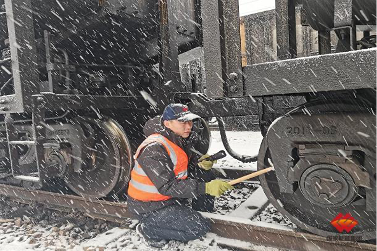 国家能源集团铁路装备抗击风雪保生产助力能源供应