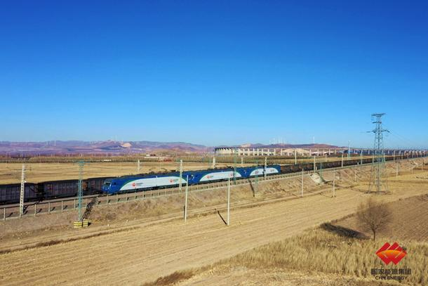 国家能源集团朔黄铁路两万吨重载列车安全开行七周年