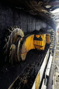 国内首台低采高大功率采煤机首次完成综采工作面贯通